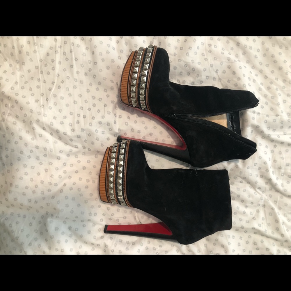 6 inch heel size 40 , I cannot walk in them that good lol